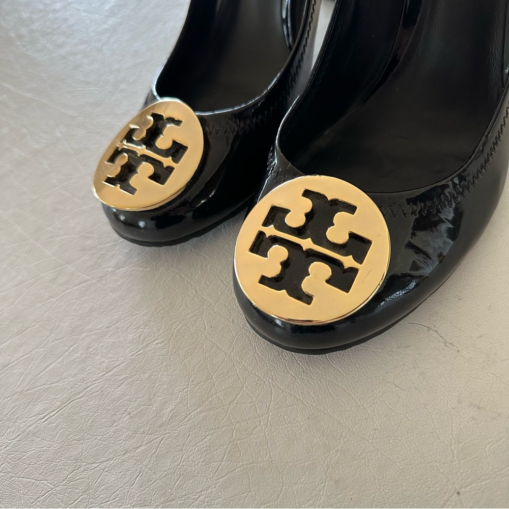 Tory Burch Black Patent Heels with Gold Detail - Picture 7 of 16